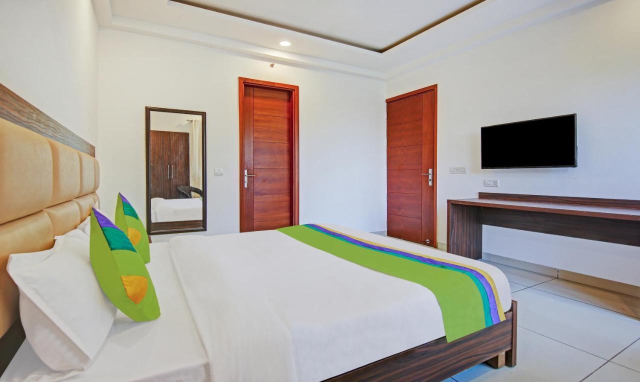 Treebo Aviraj Inn Нойда Экстерьер фото