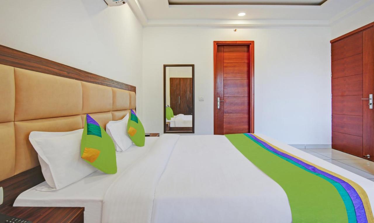 Treebo Aviraj Inn Нойда Экстерьер фото
