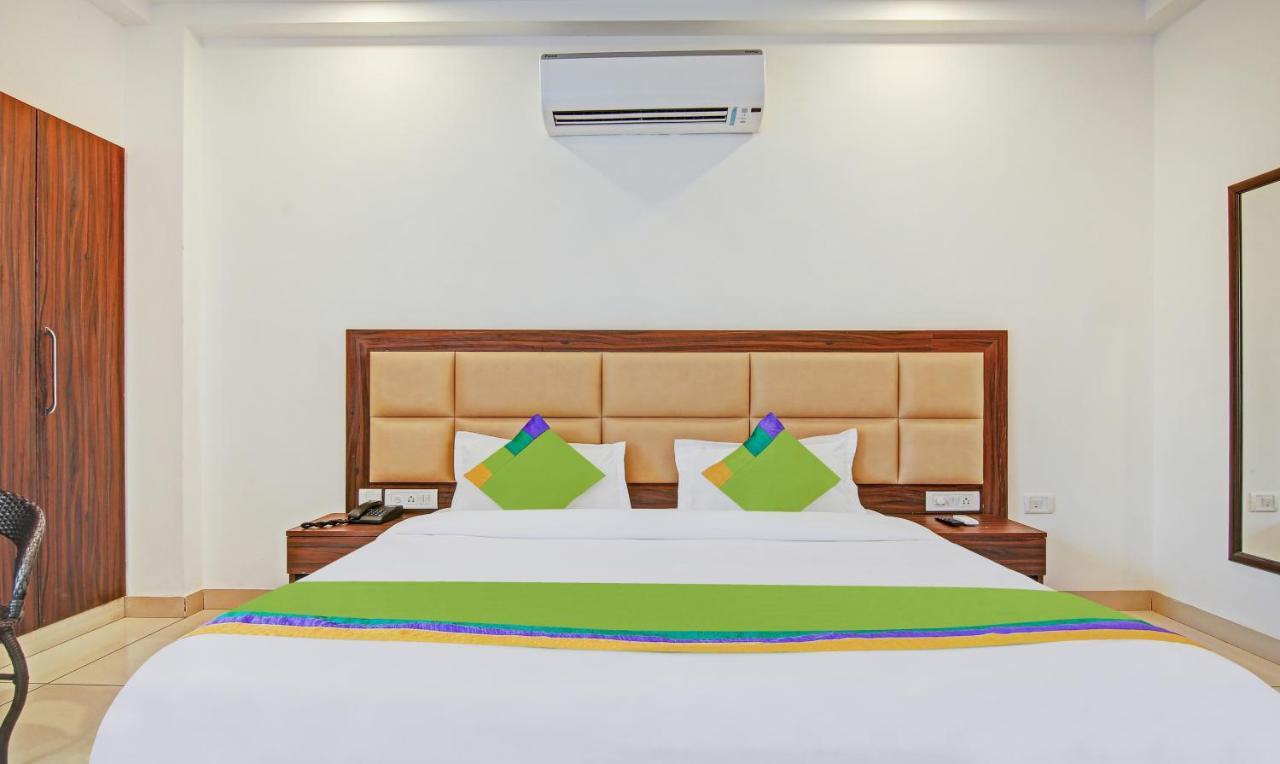 Treebo Aviraj Inn Нойда Экстерьер фото