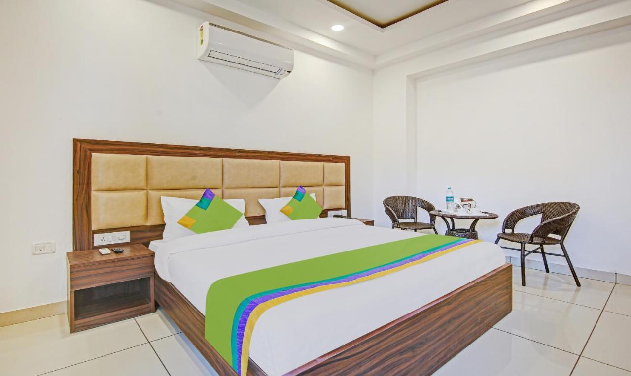 Treebo Aviraj Inn Нойда Экстерьер фото