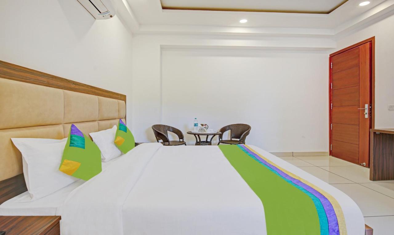 Treebo Aviraj Inn Нойда Экстерьер фото